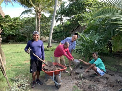 Plantando com os jardineiros da Vila Naia, Corumbau, BA