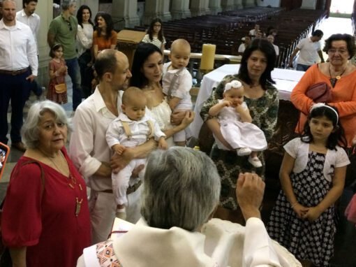 Batizado dos Trigêmeos. Anna Maria Brisola, Tomaz e Riane, Nana e Helena e os trigémeos Piero, Mateo e Lina