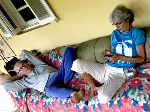 Quentin de Saint Moeur e Mequita Andrade no terraço de sua casa em Águas de São Pedro, SP